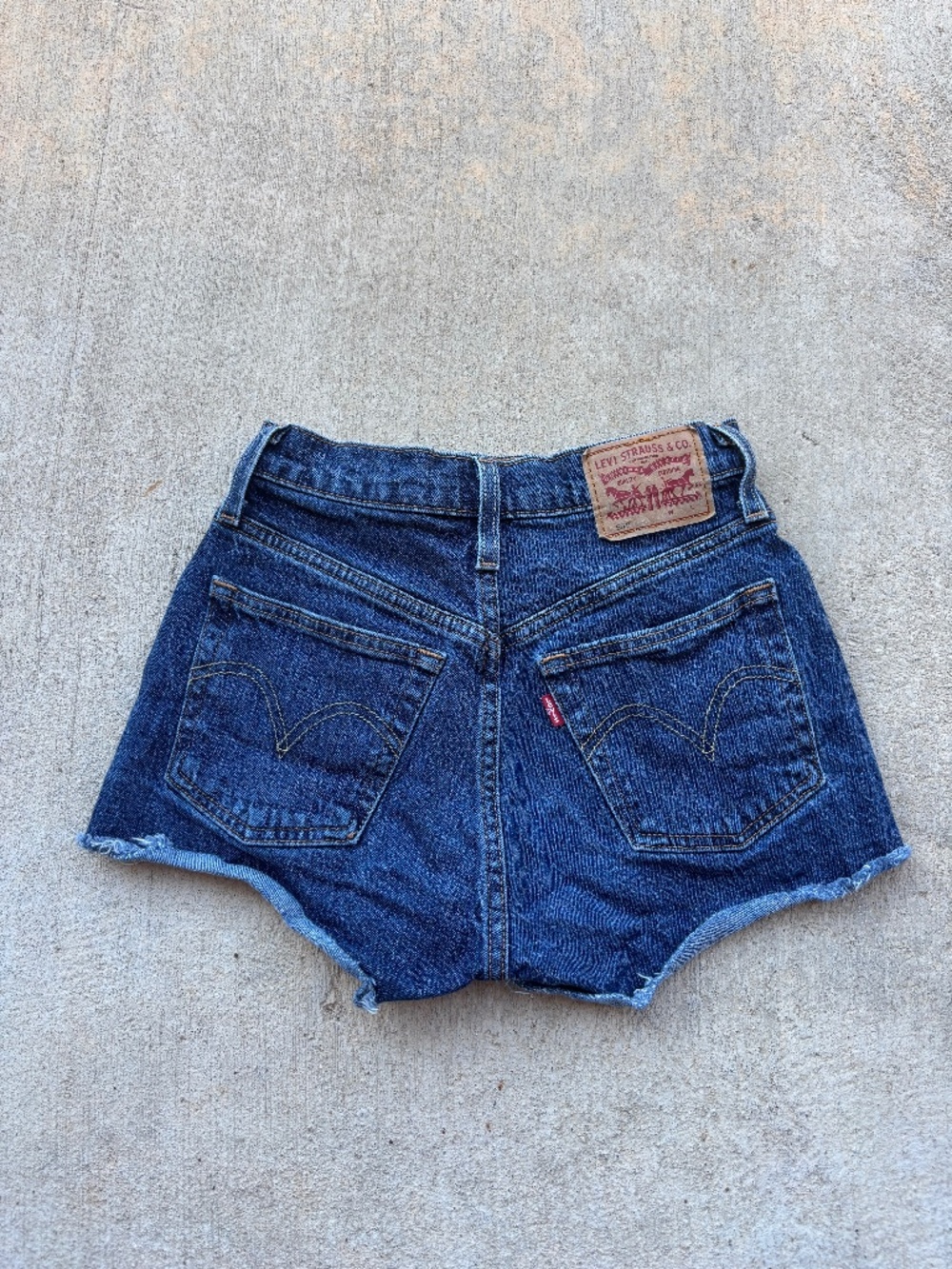 Dark Wash Levi 501 Cut Off Shorts W23